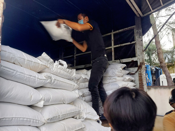 15 tấn gạo, 5 tấn rau củ gửi người nghèo, người sống trong khu phong tỏa ở Cần Thơ - Ảnh 2.