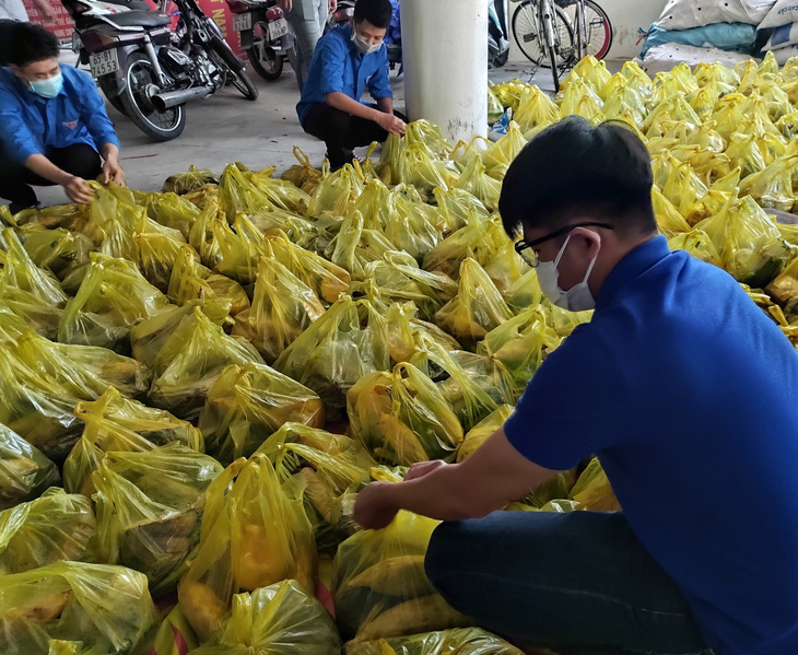 15 tấn gạo, 5 tấn rau củ gửi người nghèo, người sống trong khu phong tỏa ở Cần Thơ - Ảnh 4.