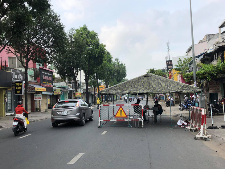 Dời chốt ở đường Nguyễn Kiệm, nới lỏng kiểm tra qua các chốt ở Gò Vấp - Ảnh 1.