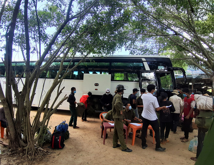 Khánh Hòa hỗ trợ ôtô chở 157 người lao động H’rê về quê ở Quảng Ngãi - Ảnh 2.