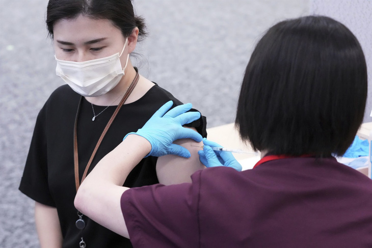 Nhật Bản công bố nghiên cứu về phản ứng phụ sau khi tiêm vaccine của Moderna - Ảnh 1.