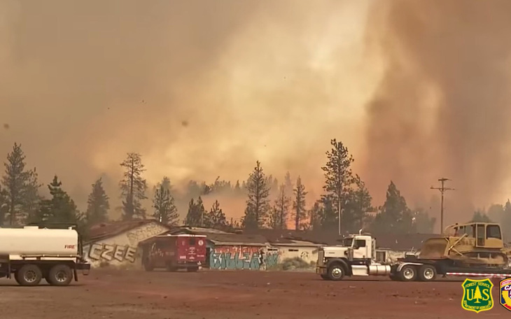 Cháy rừng khắp 10 bang ở Mỹ, nóng đạt đỉnh