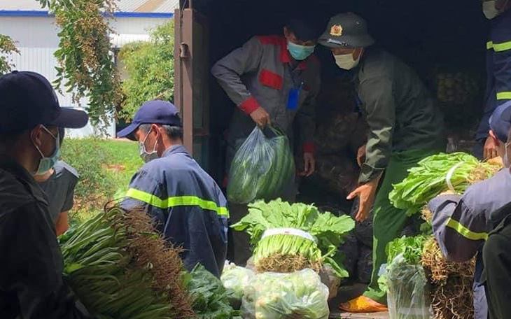 Nhóm bạn trẻ Việt Hiphop ủng hộ 3 tấn rau củ cho người dân khó khăn ở TP.HCM