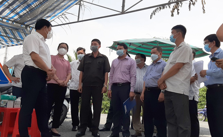 Thứ trưởng Bộ Y tế Đỗ Xuân Tuyên nhắc người cách ly tự vệ sinh phòng ở - Ảnh 1.