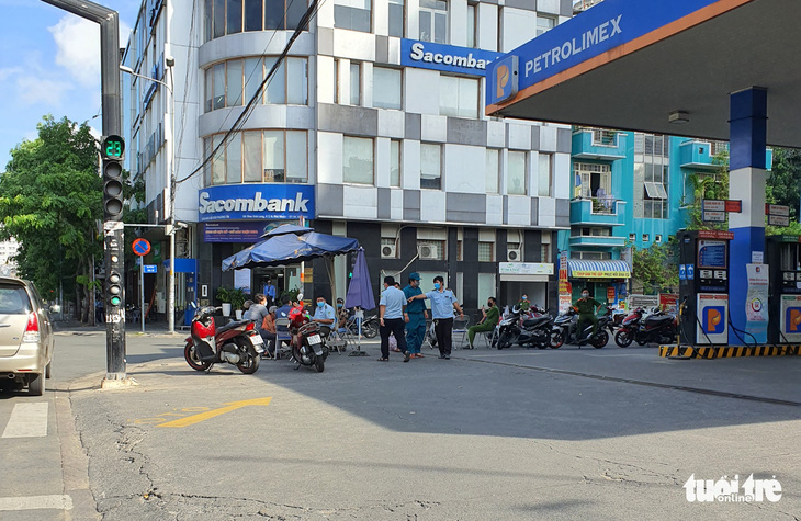 Quận Phú Nhuận phản hồi vụ đi ra ATM rút tiền mua đồ ăn bị phạt 1 triệu đồng - Ảnh 1.