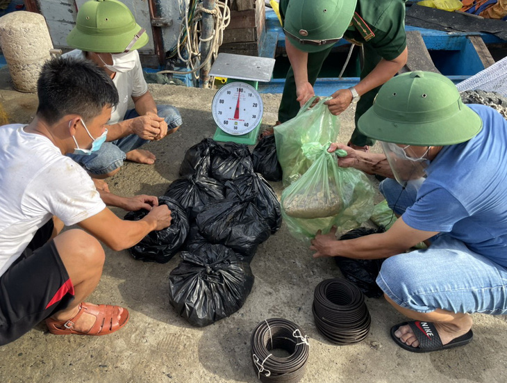 Phát hiện 45kg thuốc nổ trên tàu cá Nghệ An neo ở Vũng Tàu - Ảnh 1.