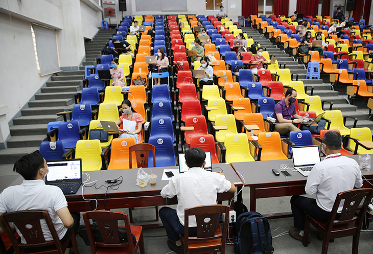 Hơn 20.000 sinh viên ĐH Duy Tân thi kết thúc học phần online giữa mùa dịch - Ảnh 3.