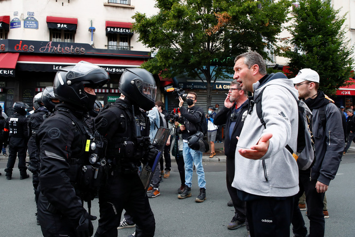 Người Pháp biểu tình phản đối hạn chế phòng dịch COVID-19 trong ngày Quốc khánh - Ảnh 1.