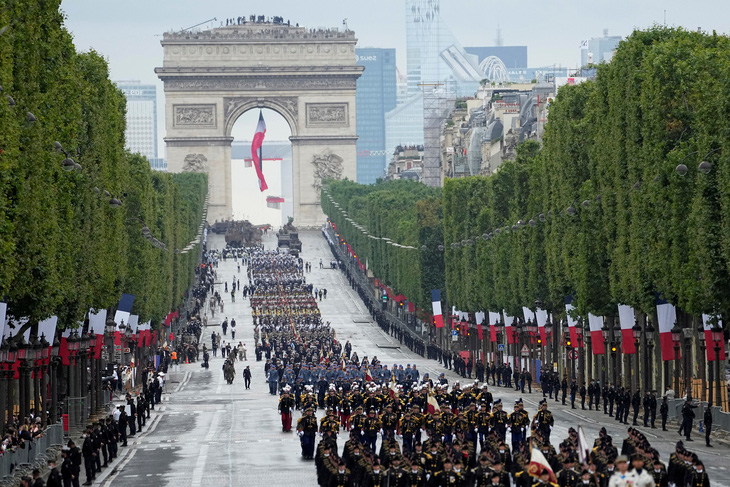 Người Pháp biểu tình phản đối hạn chế phòng dịch COVID-19 trong ngày Quốc khánh - Ảnh 4.