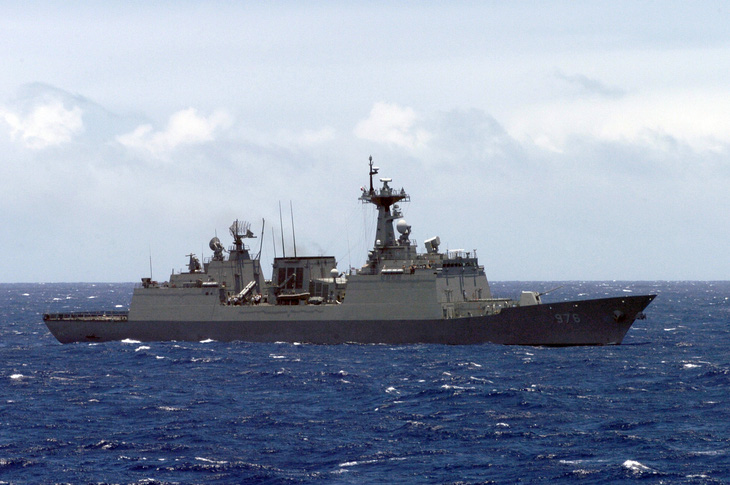 Tàu khu trục chống cướp biển thành ổ dịch COVID-19, Hàn Quốc khẩn cấp giải cứu - Ảnh 1.