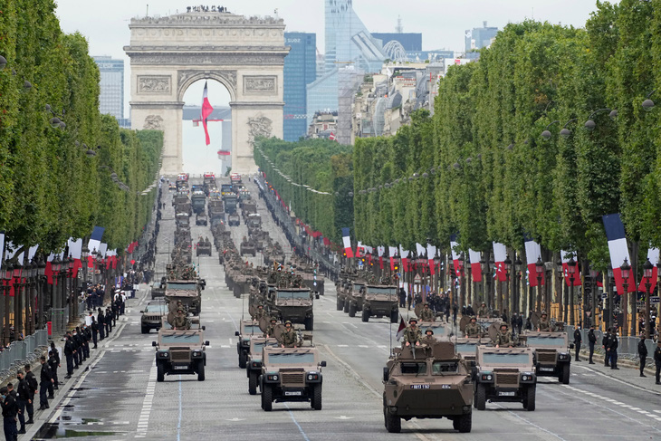 Người Pháp biểu tình phản đối hạn chế phòng dịch COVID-19 trong ngày Quốc khánh - Ảnh 7.