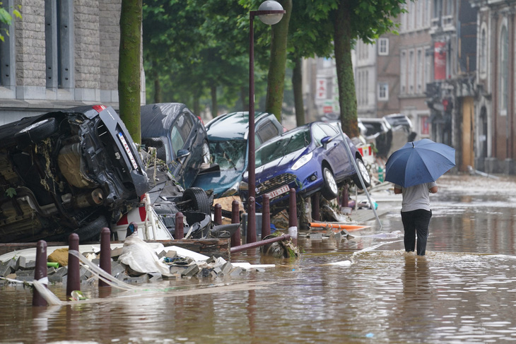 Chùm ảnh mưa lũ lớn trăm năm có một ở châu Âu khiến ít nhất 110 người chết - Ảnh 8.