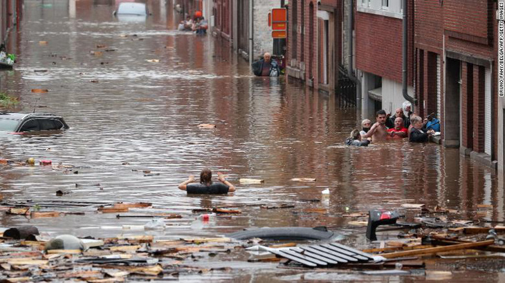 Chùm ảnh mưa lũ lớn trăm năm có một ở châu Âu khiến ít nhất 110 người chết - Ảnh 3.