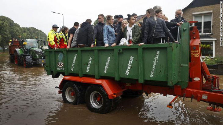 Chùm ảnh mưa lũ lớn trăm năm có một ở châu Âu khiến ít nhất 110 người chết - Ảnh 4.