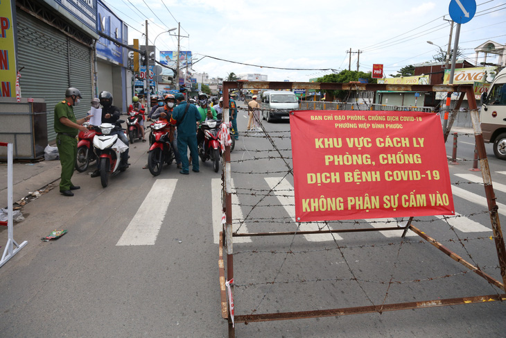 Phong tỏa phường Hiệp Bình Phước, tạm phân luồng qua quốc lộ 13 cho dân quen - Ảnh 1.