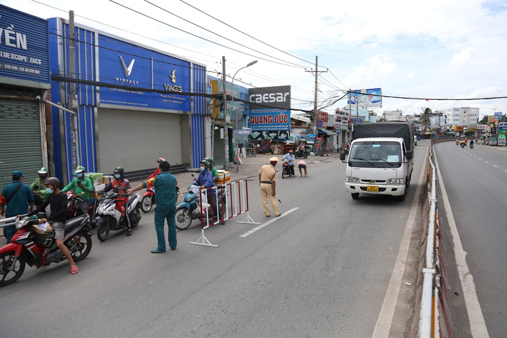Phong tỏa phường Hiệp Bình Phước, tạm phân luồng qua quốc lộ 13 cho dân quen - Ảnh 3.