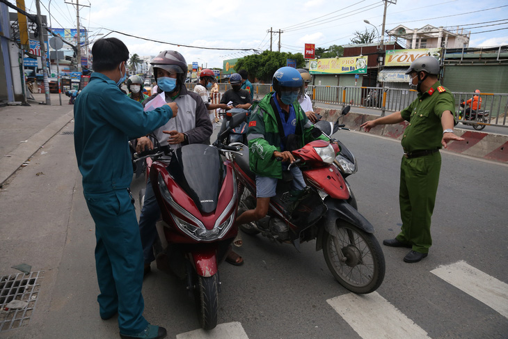 Phong tỏa phường Hiệp Bình Phước, tạm phân luồng qua quốc lộ 13 cho dân quen - Ảnh 4.