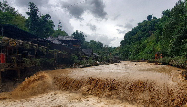 Khu du lịch bản Cát Cát - Sa Pa hư hỏng nhiều hạng mục do mưa lũ, thiệt hại 2 tỉ đồng - Ảnh 1.