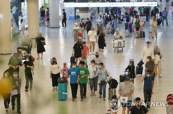 Du khách Hàn Quốc đổ ra đảo Jeju bất chấp dịch, 34.000 khách/ngày - Ảnh 2.