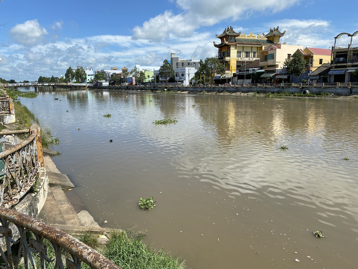 Nhiều dòng kênh tại trung tâm TP Sóc Trăng bị ô nhiễm - Ảnh 2.