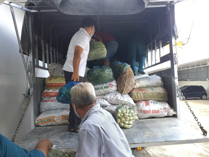 70 tấn gạo, rau củ quả từ An Giang xuyên đêm tiếp tế TP.HCM - Ảnh 2.