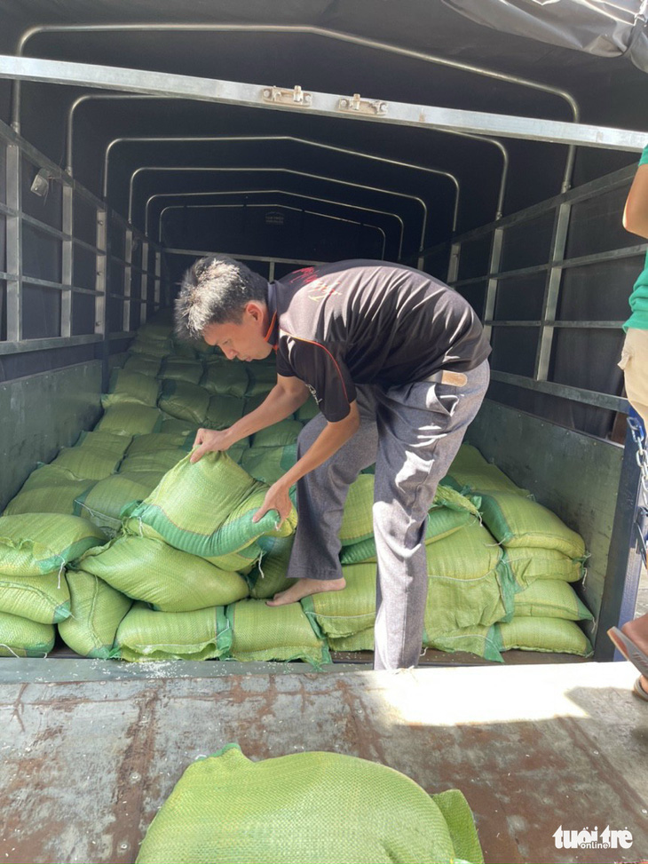 70 tấn gạo, rau củ quả từ An Giang xuyên đêm tiếp tế TP.HCM - Ảnh 3.