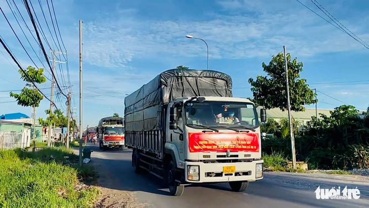 Công an An Giang tặng 110 tấn gạo cho người nghèo - Ảnh 1.