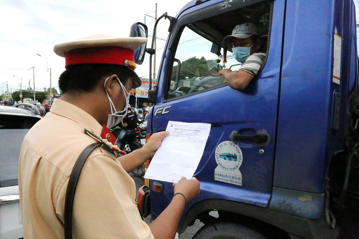 Không yêu cầu tài xế chở hàng ở 19 tỉnh, thành phía Nam phải có giấy âm tính - Ảnh 2.