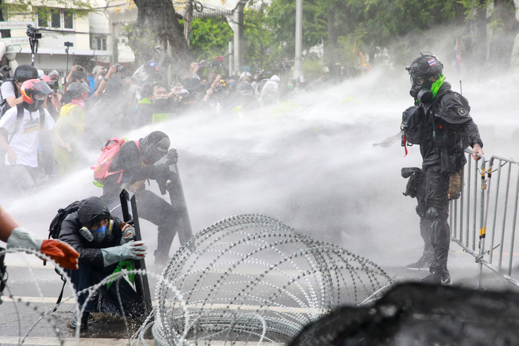 Cảnh sát Thái Lan đụng độ người biểu tình - Ảnh 1.