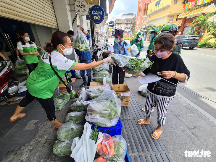 Cửa hàng mỹ phẩm, đồ trẻ em, nhà thuốc ra vỉa hè bán rau quả - Ảnh 1.