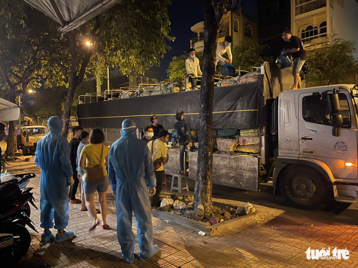 ‘Nhóm dễ thương’ gom hơn 10 tấn rau củ tặng bếp ăn dã chiến, khu vực phong tỏa TP.HCM - Ảnh 3.