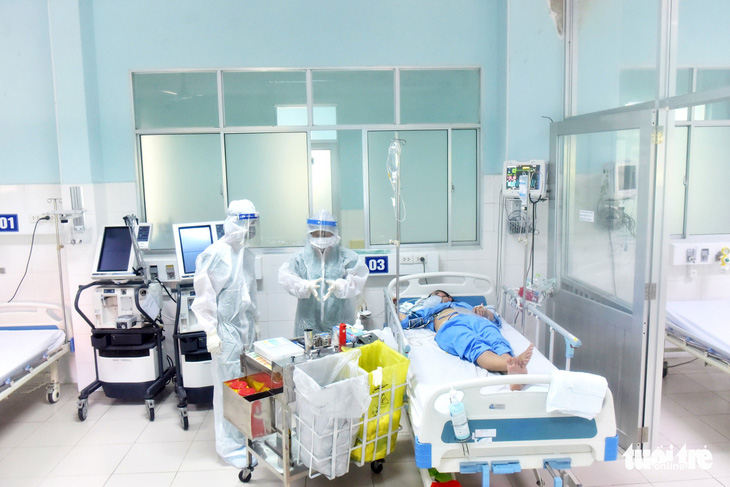 Bệnh viện điều trị COVID-19, bệnh viện dã chiến ở TP.HCM cấp bách tìm máy thở, nguồn oxy - Ảnh 1.