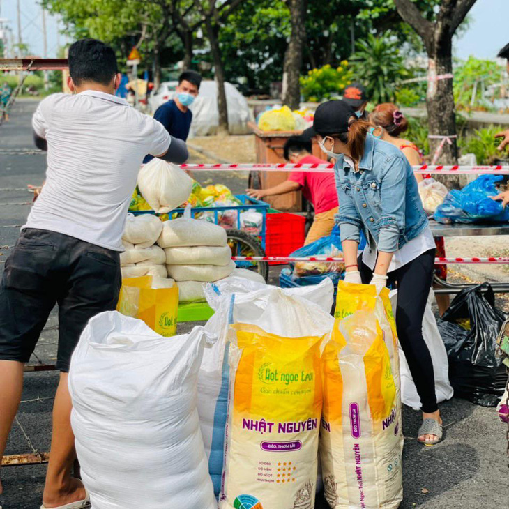 Cơm Sài Gòn ấm lòng mùa dịch, trao tận tay người khó khăn - Ảnh 3.