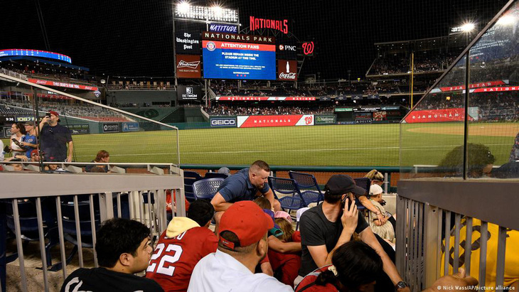 Hàng ngàn khán giả bỏ chạy tán loạn khi đang xem bóng chày ở Mỹ vì súng nổ - Ảnh 2.