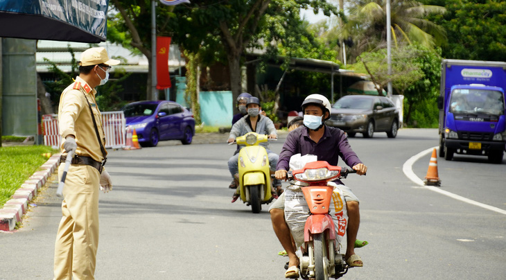 Vũng Tàu không cho đi làm bằng xe 2 bánh hay đi bộ, shipper phải có giấy xét nghiệm - Ảnh 2.