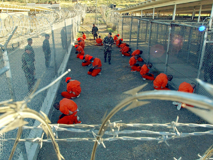 Chính quyền ông Biden chuyển tù nhân đầu tiên khỏi nhà tù Guantanamo khét tiếng - Ảnh 1.