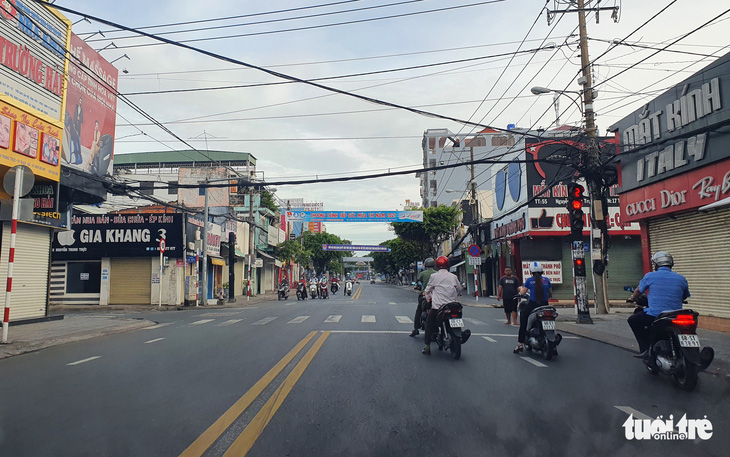 Miền Tây ngày đầu giãn cách: Chợ vẫn mở, người mua thưa thớt - Ảnh 2.