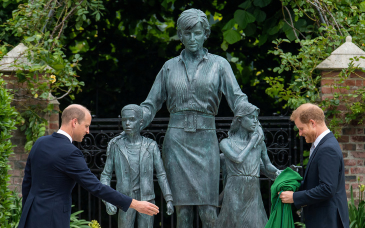 Hoàng tử Anh William và Harry cùng khánh thành tượng công nương Diana