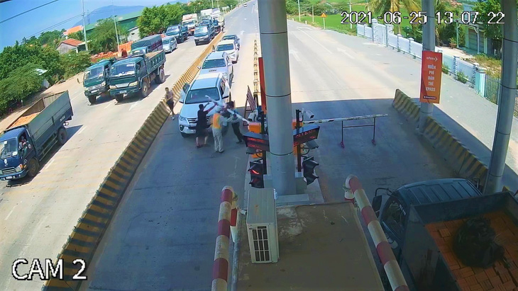 Xử phạt tài xế chạy ôtô ngược chiều, bẻ barie tại BOT Ninh Xuân - Ảnh 2.