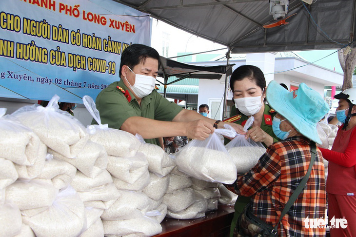 Giám đốc Công an An Giang vận động 36 tấn gạo tặng hộ nghèo trong dịch COVID-19 - Ảnh 1.
