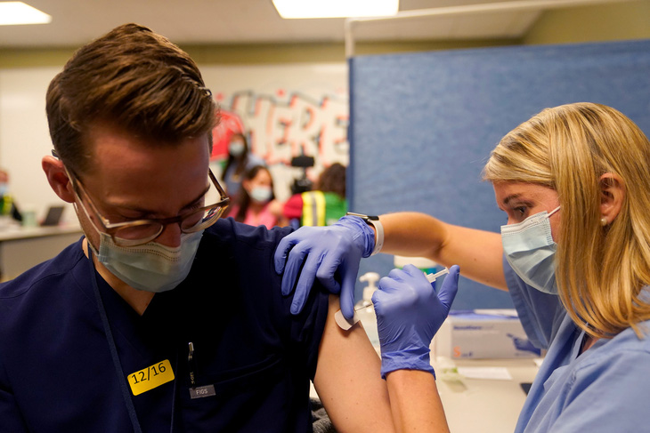 Số ca COVID-19 mới tăng nhanh ở Mỹ, tòa ủng hộ buộc tiêm vắc xin - Ảnh 1.