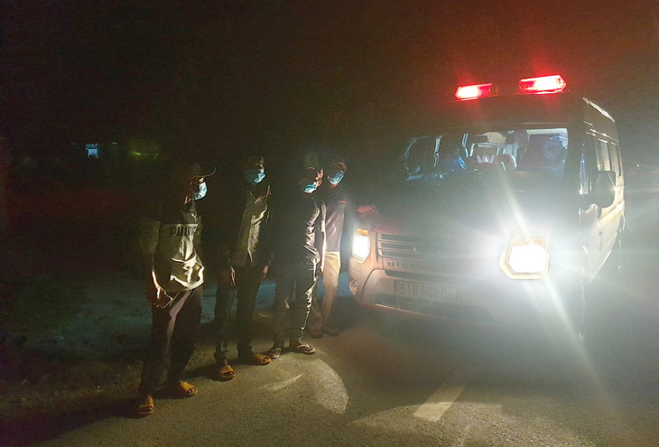 Xuyên đêm ‘ứng cứu’ 4 ngư dân đi bộ từ Ninh Thuận về quê Phú Yên tránh dịch - Ảnh 3.