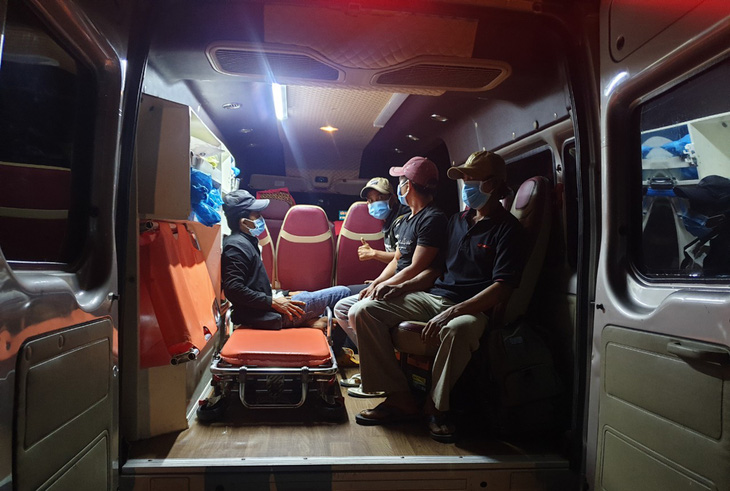 Xuyên đêm ‘ứng cứu’ 4 ngư dân đi bộ từ Ninh Thuận về quê Phú Yên tránh dịch - Ảnh 1.