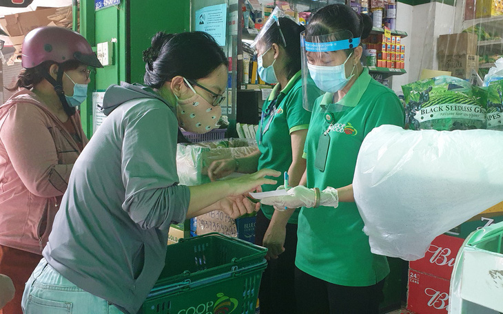 Siêu thị mang thịt, cá, rau... ra tận cửa bán, khách ghi đơn hàng nhờ 