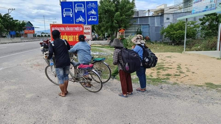 4 mẹ con đạp xe về Nghệ An đang chờ tàu về quê - Ảnh 5.