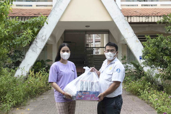 Tặng quà cho 32 du học sinh Lào và Campuchia tại An Giang gần 1 năm chưa về do COVID-19 - Ảnh 2.
