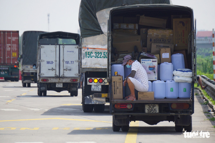 Hơn 800 công nhân công ty may tại Hải Dương xin nghỉ hoặc đến muộn vì tắc đường - Ảnh 2.