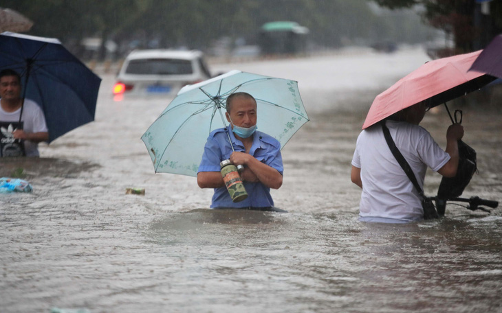 Mưa 3 ngày bằng cả năm, lũ lụt cuồn cuộn ngàn năm có một ở Trung Quốc - Ảnh 1.
