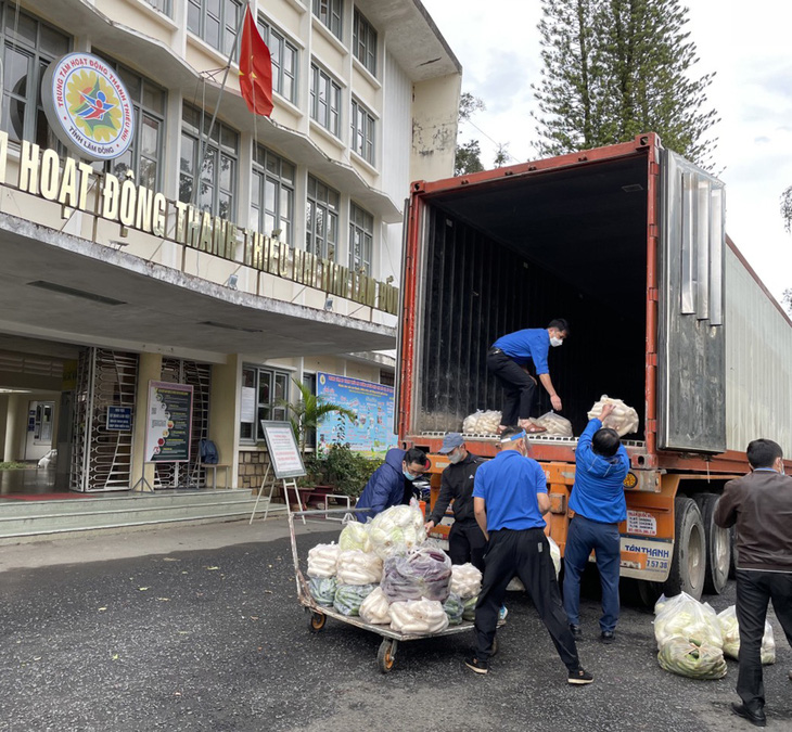 Lâm Đồng tặng Phú Yên 30 tấn rau quả giúp dân vùng phong tỏa dịch COVID-19 - Ảnh 2.