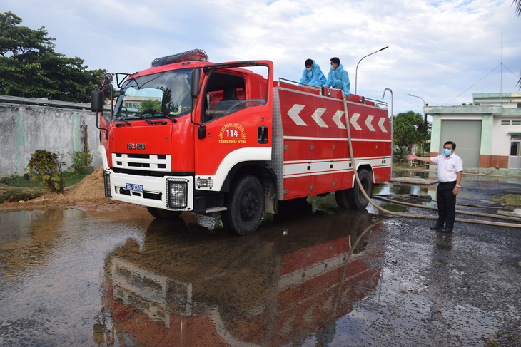 Tuy Hòa ‘đứt’ nước sạch khi đang giãn cách, bệnh viện cầu cứu xe chữa cháy - Ảnh 1.